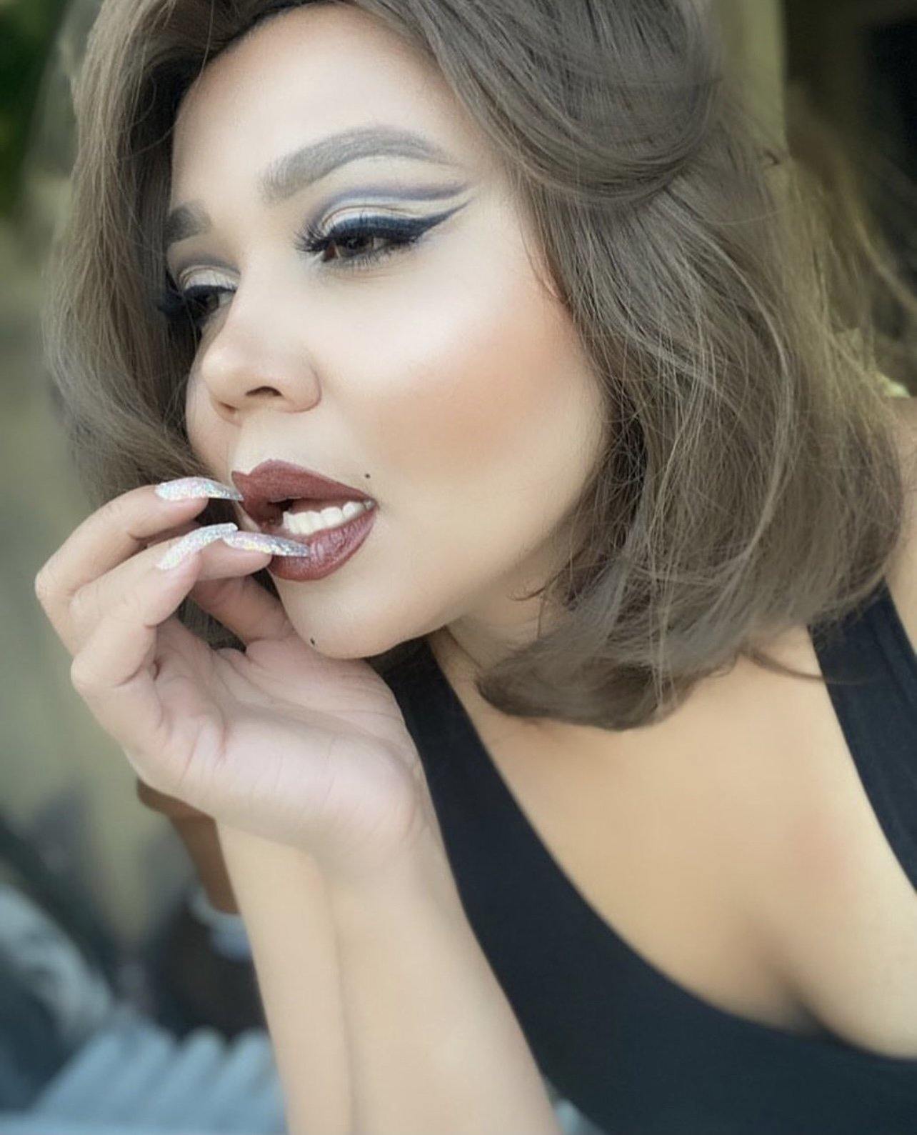 3D lashes from Nikki Smith Hair Collection, offering voluminous, fluttery lashes with a natural, layered look for a dramatic yet elegant eye enhancement.